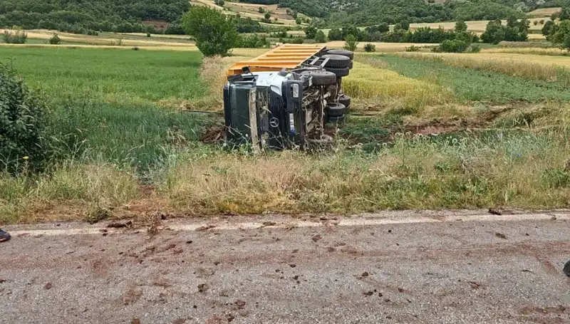 Tokat'ta Devrilen Kamyon Kazasında Şoför Hayatını Kaybetti: Olayın Ayrıntıları Ortaya Çıktı