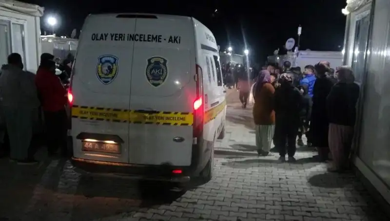 Husumet Kavgasında Bıçaklar Çekildi: Hayatını Kaybedenler Var
