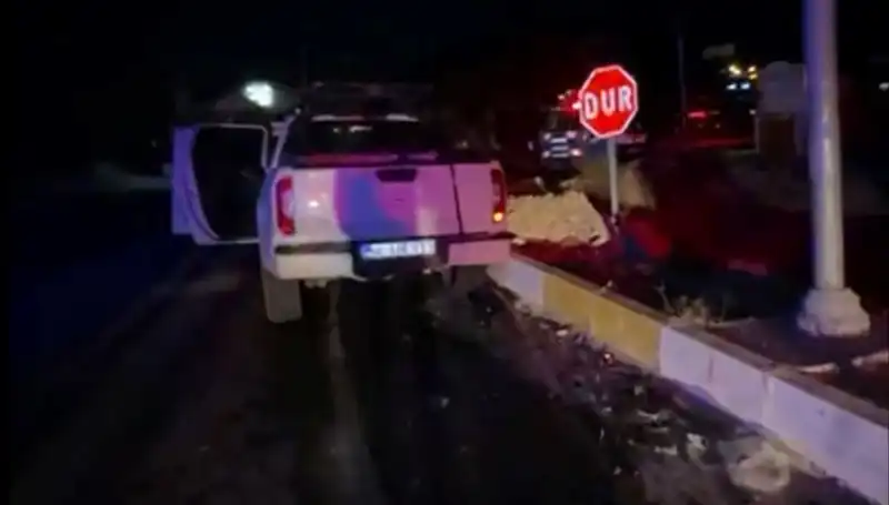 İzmir'de Kamyonet ve Hafif Ticari Araç Çarpıştı, 7 Kişi Yaralandı!