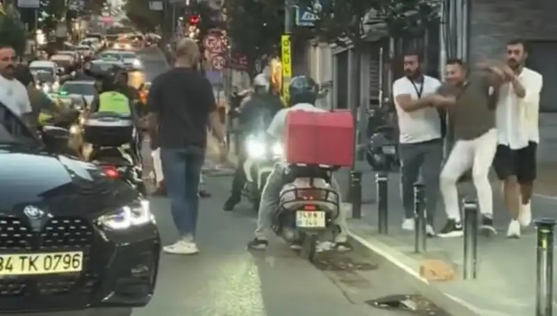 Nişantaşı'nda Yol Verme Kavgası: Sopalı Saldırı Anları Kamerada