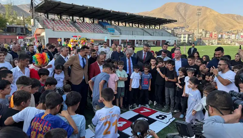 Hakkari'de İlk Kez Düzenlenen Anadolu Şenliği Yoğun İlgiyle Başladı