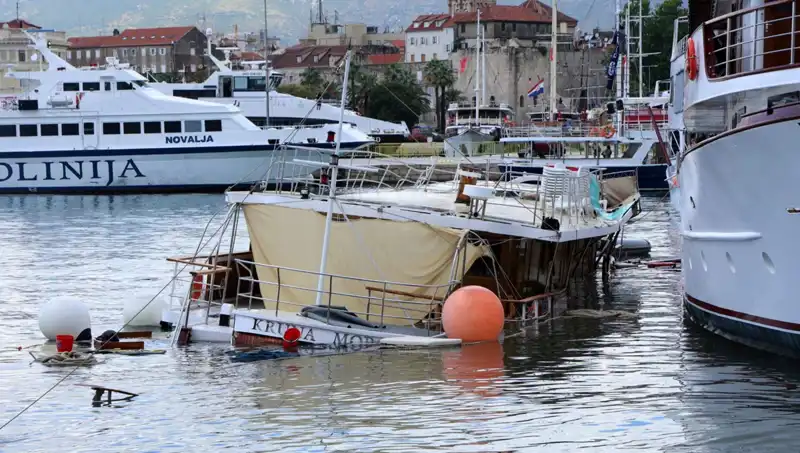 Hırvatistan'da Şiddetli Fırtına: Feribot Çarpmasıyla Gemi Battı