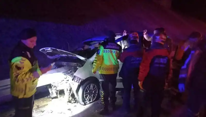 Bariyer Otomobile Saplandı: Feci Kaza 4 Yaralıyla Sonuçlandı