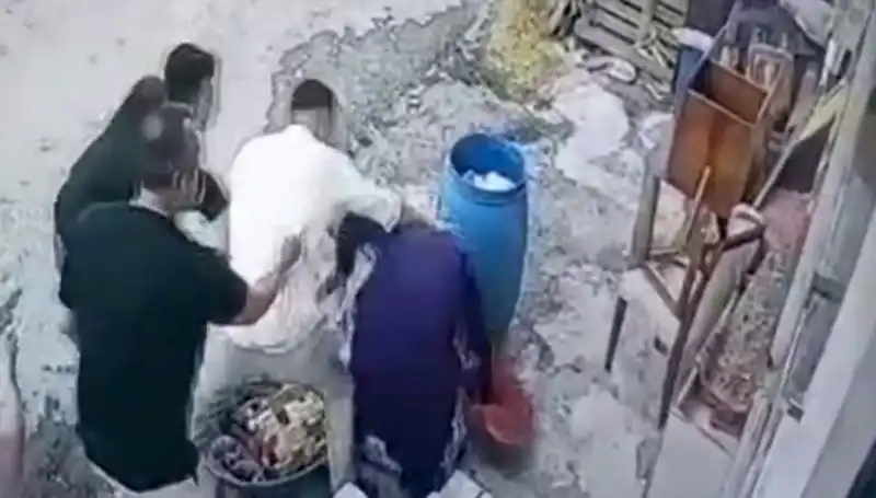 Başakşehir'de Bidon İhtilafı: Baba ve Oğul Kadını Darbetti