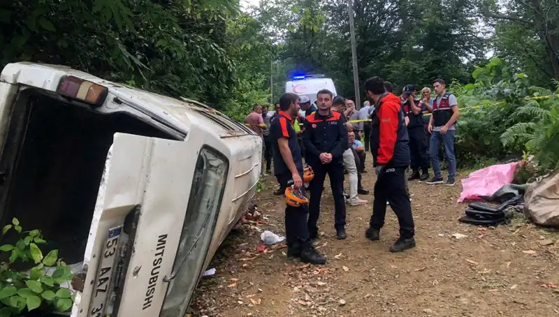 Rize'de Minibüs Kazası: Yamaçtan Yuvarlanan Araçta İki Ölü, Üç Yaralı!