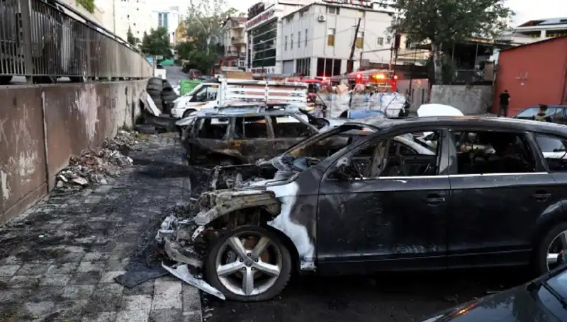 Sanayideki Araç Yangını: Tamir Bekleyen Üç Araç Küllere Döndü