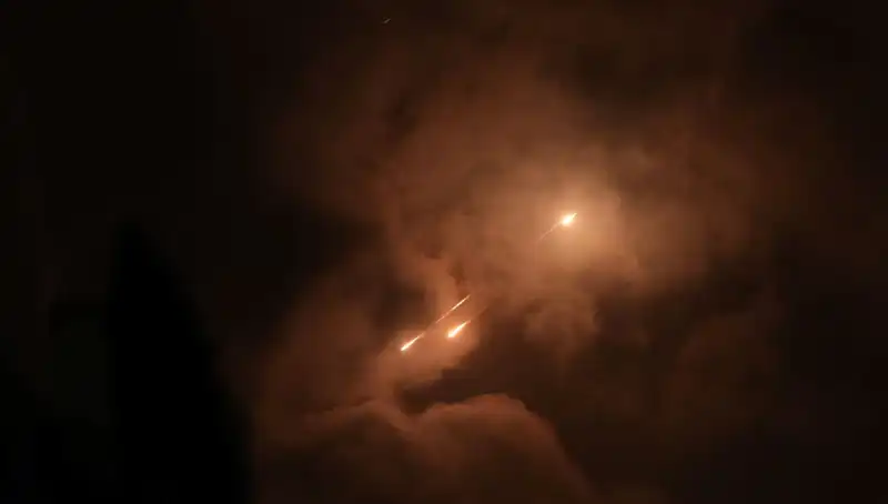 İran’ın Gece Saldırıları: Tesadüf Mü, Strateji Mi? Füzelerin Ateşlenme Saatleri Neden Belirli?