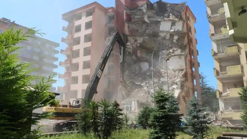 Dalgaların Gücüyle Yıkılan Binalar: Yeniden İnşa Süreci Başladı