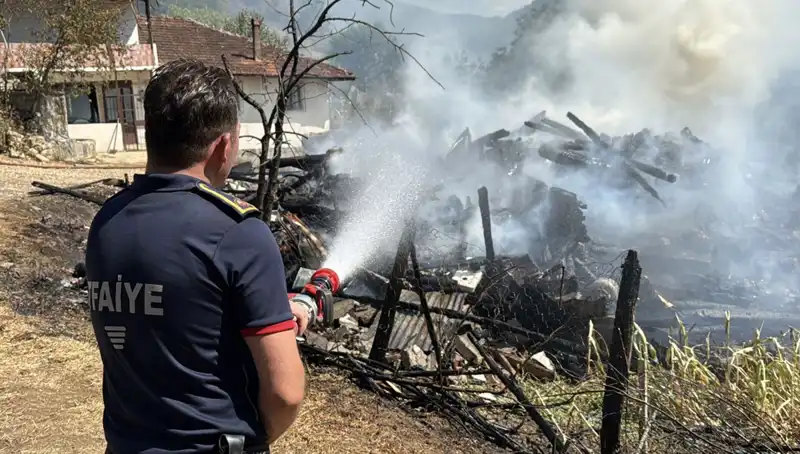 Evde Başlayan Yangın, Ormanda Büyük Tehlike Yarattı: Ekipler Seferber Oldu