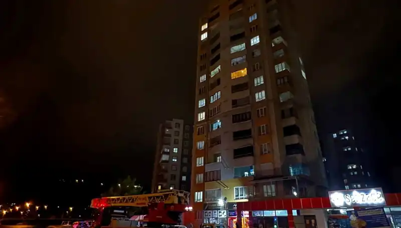 Apartman Çatısına Düşen Yıldırım, Komşuları Dehşete Düşürdü