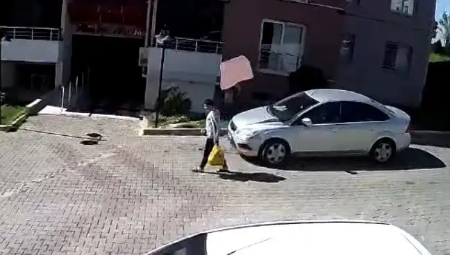 Çatısından Düşen Fayanstan Saniyelerle Kurtulan Şanslı Adamın Hikayesi