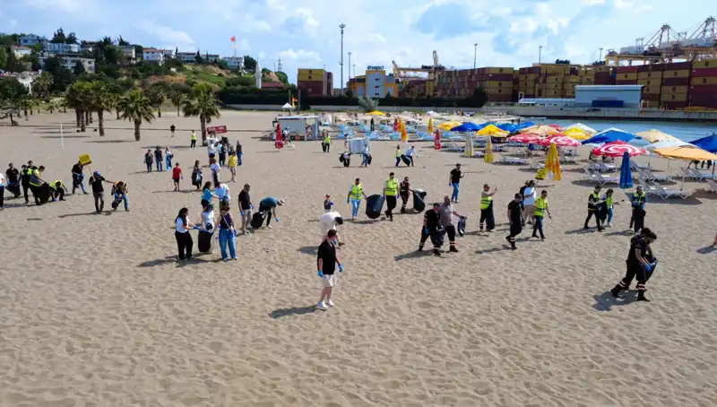 Plajlarda Yapılan Çevre Temizliği İle Denizler Korunuyor