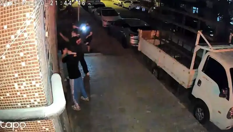 Abinin Selamı Var Dedi, Gençler Etek Giymeye Zorlandı!