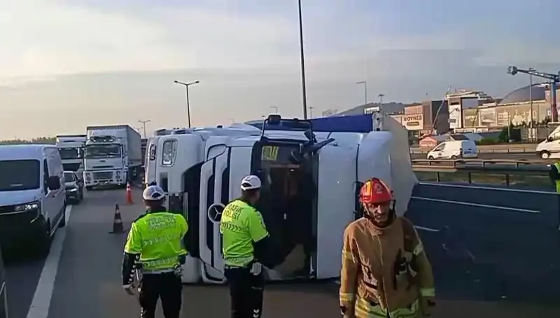 Pendik TEM Otoyolu'nda TIR Devrildi, İstanbul Yönünde Trafik Felç Oldu!