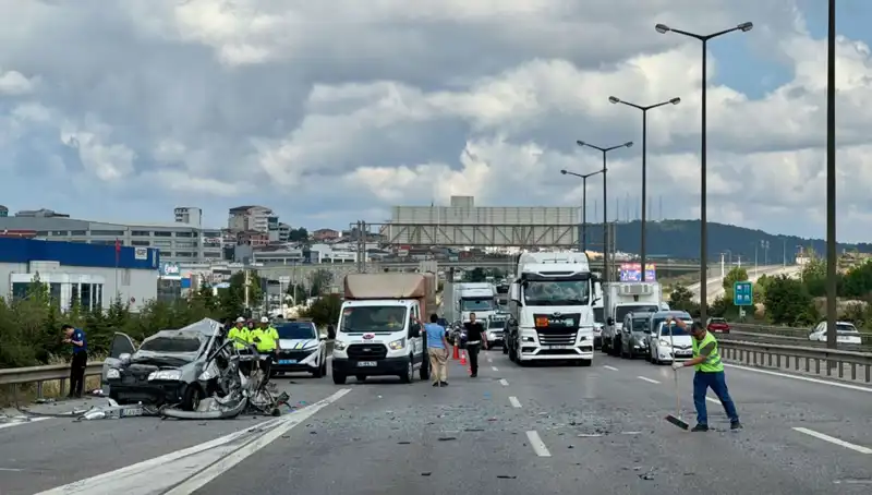 Otoyolda Feci Kaza: Üç Kişi Araçta Sıkıştı, Trafik Kilitlendi!