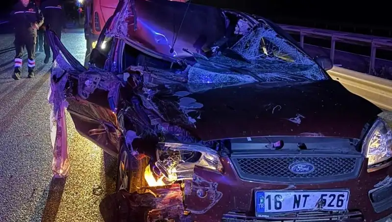 Afyonkarahisar’da Otomobil ile TIR Çarpıştı: 4 Yaralı, Kaza Anı Kamerada