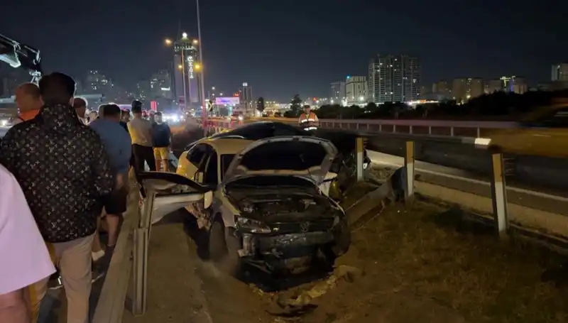 İki Otomobil Yol Ayrımında Kaçma Hatasıyla Kaza Yaptı