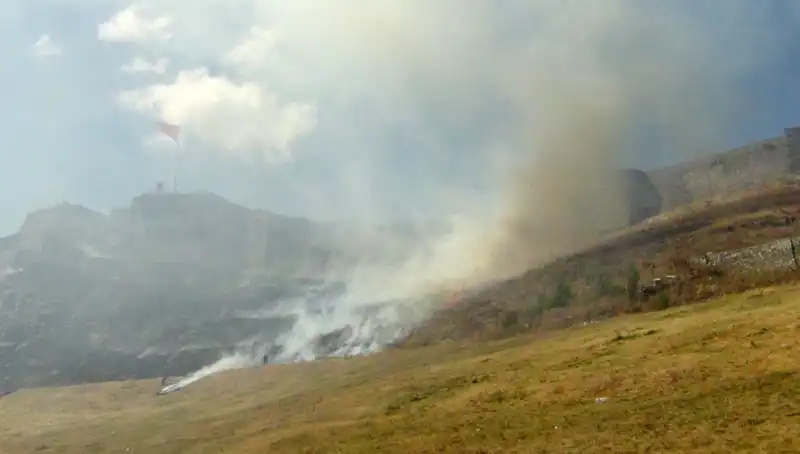 Kars Kalesi Eteklerinde Meydana Gelen Anız Yangını Korku Sardı