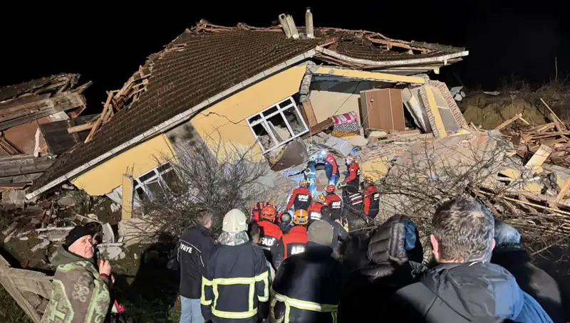 Sinop'ta Şiddetli Yağışlar Nedeniyle Heyelan: 3 Ev Yıkıldı