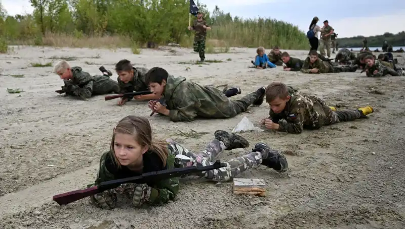 Rusya'da 8 Yaşındaki Çocuklar Askeri Kampta: Hayatta Kalma Mücadelesi