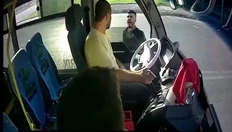 Antalya'da Saldırgan Otobüs Şoförünü Bıçaklayarak Kaçmaya Çalıştı