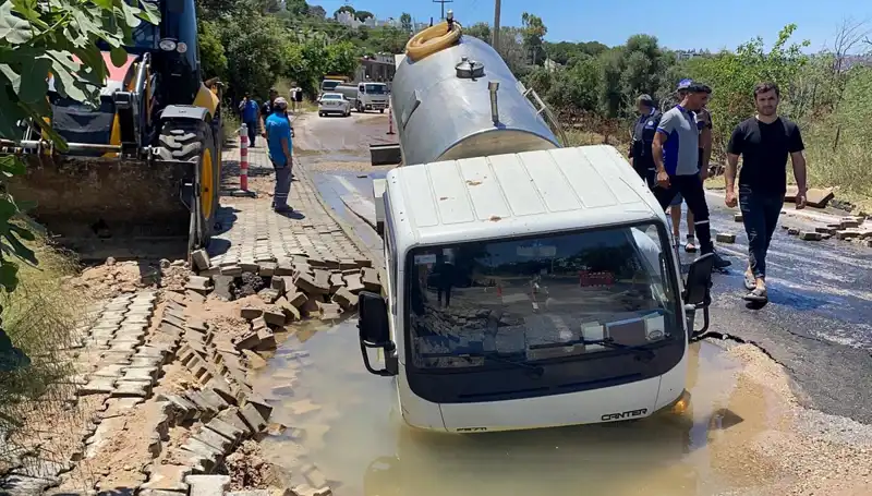 Bodrum'da Su Hattı Patladı: Tanker Çukura Düşerek Maddi Hasara Neden Oldu!