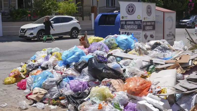 İzmir'de Çöp Yığınları: Kentin Temizliği Tehlikede mi?