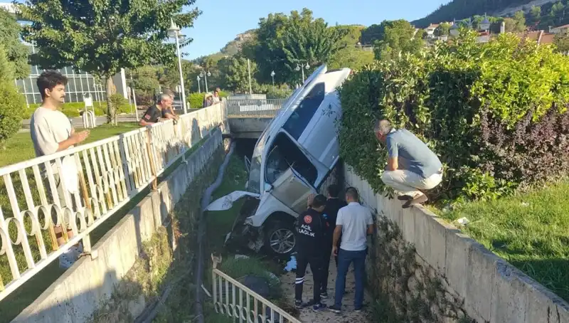 Muğla'da Direksiyon Kırınca Kazadan Kaçamadı: Olayın Detayları