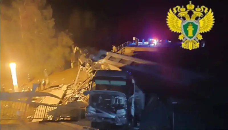 Rusya'da Korkutan Kaza: Köprü Tren Üzerine Çöktü, Can Kayıpları Var