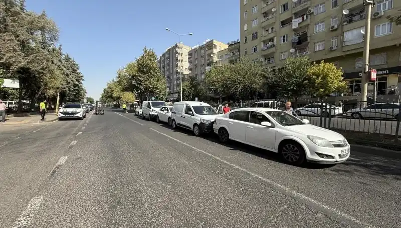 Diyarbakır'da Eğitim Araçları Zincirleme Kaza: 5 Araç Birbirine Girdi